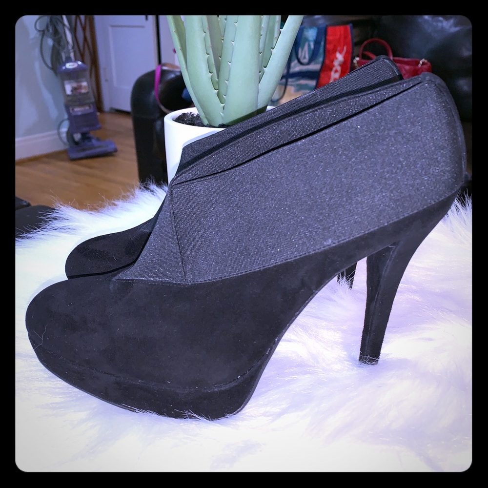 Stuart Weitzman Greatneck suede black Heels sz 6